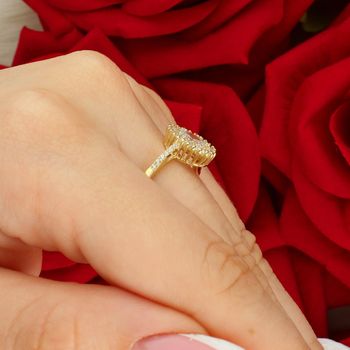 Złoty pierścionek damski 375 z cyrkoniami – klasyczna markiza, elegancki blask bok.jpg